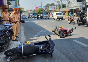 TP Hồ Chí Minh: Ô tô mất lái đâm 8 xe máy và 5 ô tô