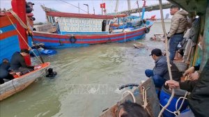 Quảng Bình: Một tàu cá chìm trên sông Nhật Lệ