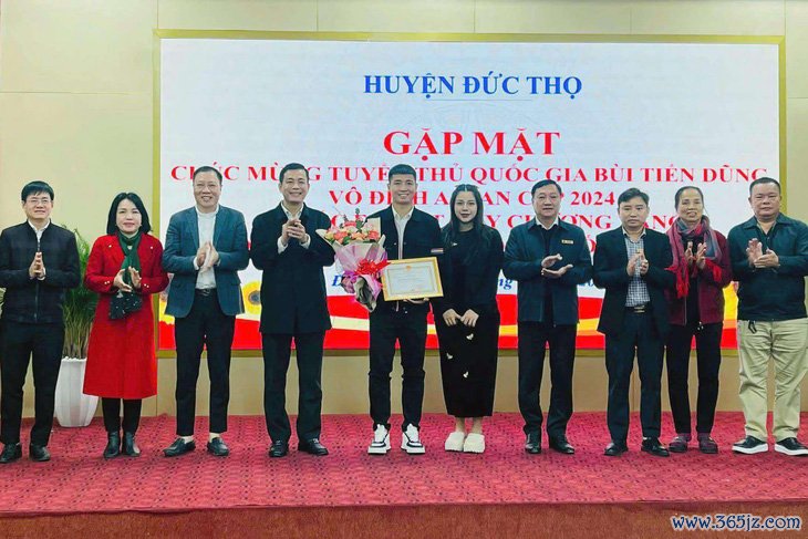 Nhà vô địch ASEAN Cup 2024 trao quà Tết ở quê hương - Ảnh 1.