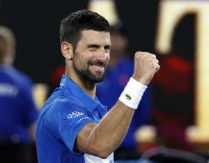 Djokovic khó chịu khi HLV đối thủ xuất hiện ở khu vực kỹ thuật