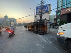 Thùng container văng xuống đường khi xe 'ôm cua' vòng xoay Trung Lương